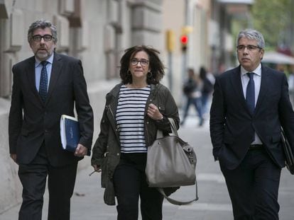 Blanca Bragulat, esposa de Jordi Turull, acudeix al TSJC acompanyada pel seu advocat Jordi Pina i Francesc Homs.