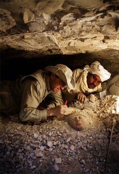 José Manuel Galán y un colaborador, en una de las tumbas que excavan en la necrópolis de Luxor.