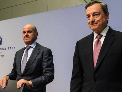 Luis de Guindos, junto a Mario Draghi.