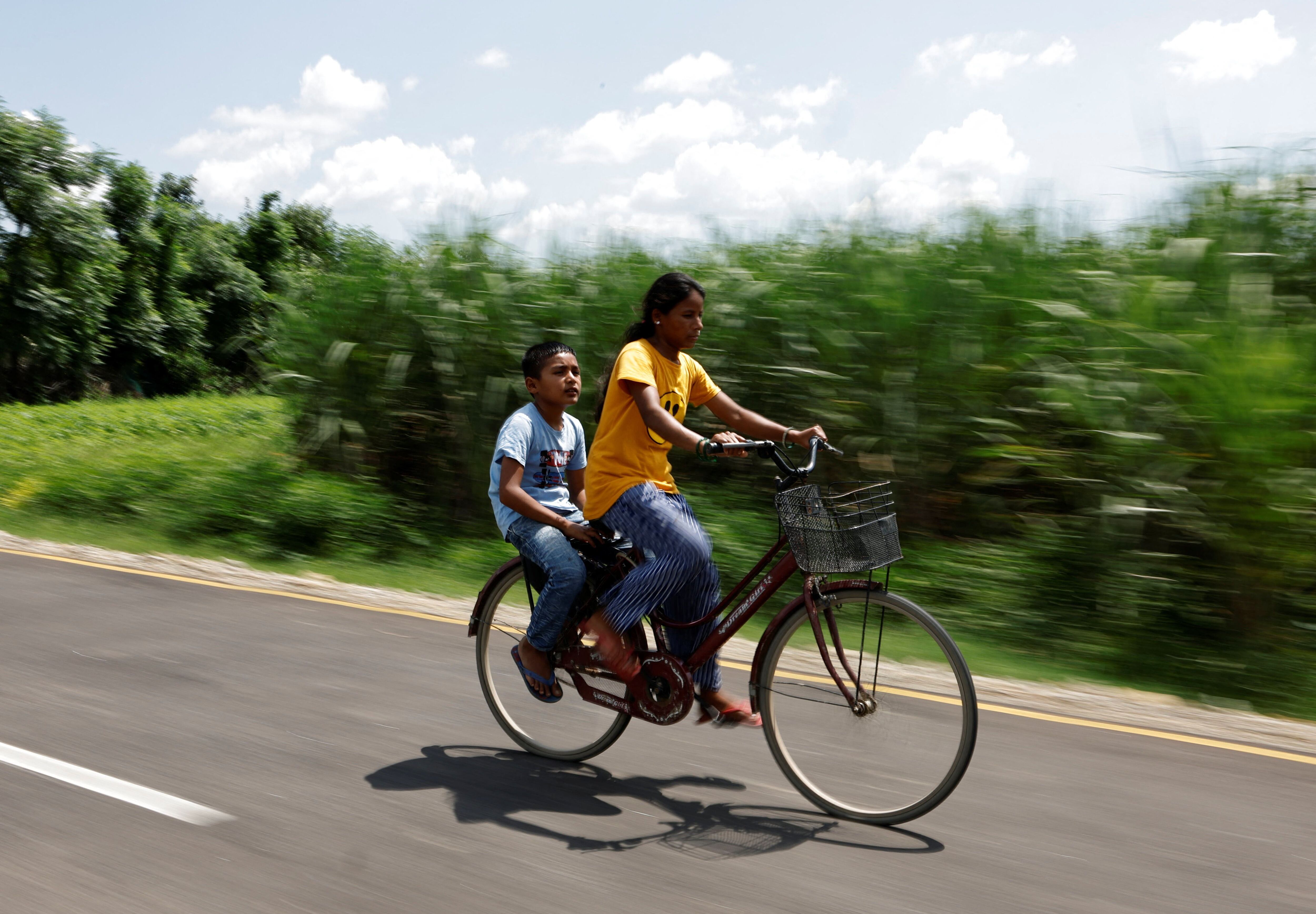 Resham va de pasajero en la bicicleta con su madre, camino a las clases de informática. “Charlamos en el camino y aprendemos de nuestra conversación”, dice el niño. 