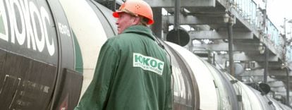 Un empleado de una planta petrol&iacute;fera en Rusia