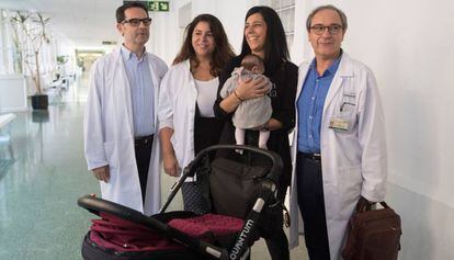 De izquierda derecha, Josep M. Calafell, Janisse Ferreri María José Ortega con su bebé y Francesc Fàbregas.