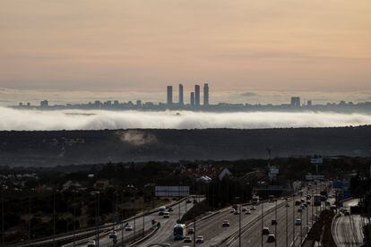 Vista de Madrid y la autopista A6 desde la sierra, este miércoles.