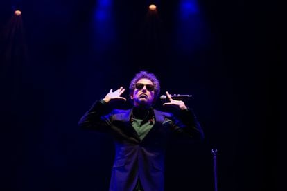 Andrés Calamaro, durante su concierto del martes en el Wizink Center, en Madrid, dentro de su gira Cargar la suerte 22.