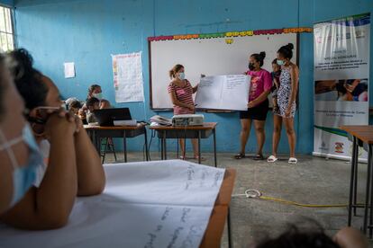 En la comunidad bananera 23 de Septiembre, entre las ciudades San Pedro de Sula y El Progreso, la ONG Acción contra el Hambre ha implementado el proyecto "Escuelas de Empleo”, una iniciativa que busca la autonomía económica de las mujeres migrantes retornadas, brindándoles recursos y asesoría para que puedan emprender.