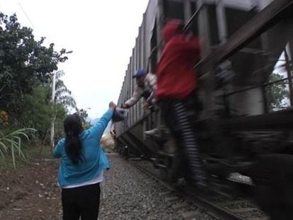 Las Patronas regalan diariamente comida a los migrantes que pasan subidos al tren, muy cerca de sus casas en Córdoba, Veracruz.