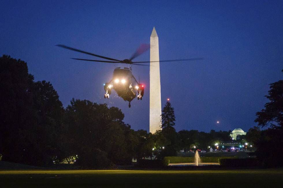 El Marine One, con Donald Trump a bordo, aterriza en la Casa Blanca, el domingo por la noche.