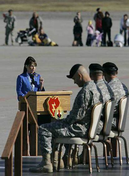 Sarah Palin en un acto de despedida de las tropas destinadas a Irak.