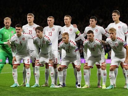 El equipo de Dinamarca posa antes de un partido.