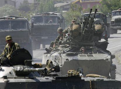 Vehículos militares rusos circulan por una carretera, ayer, en las cercanías de la ciudad de Gori.
