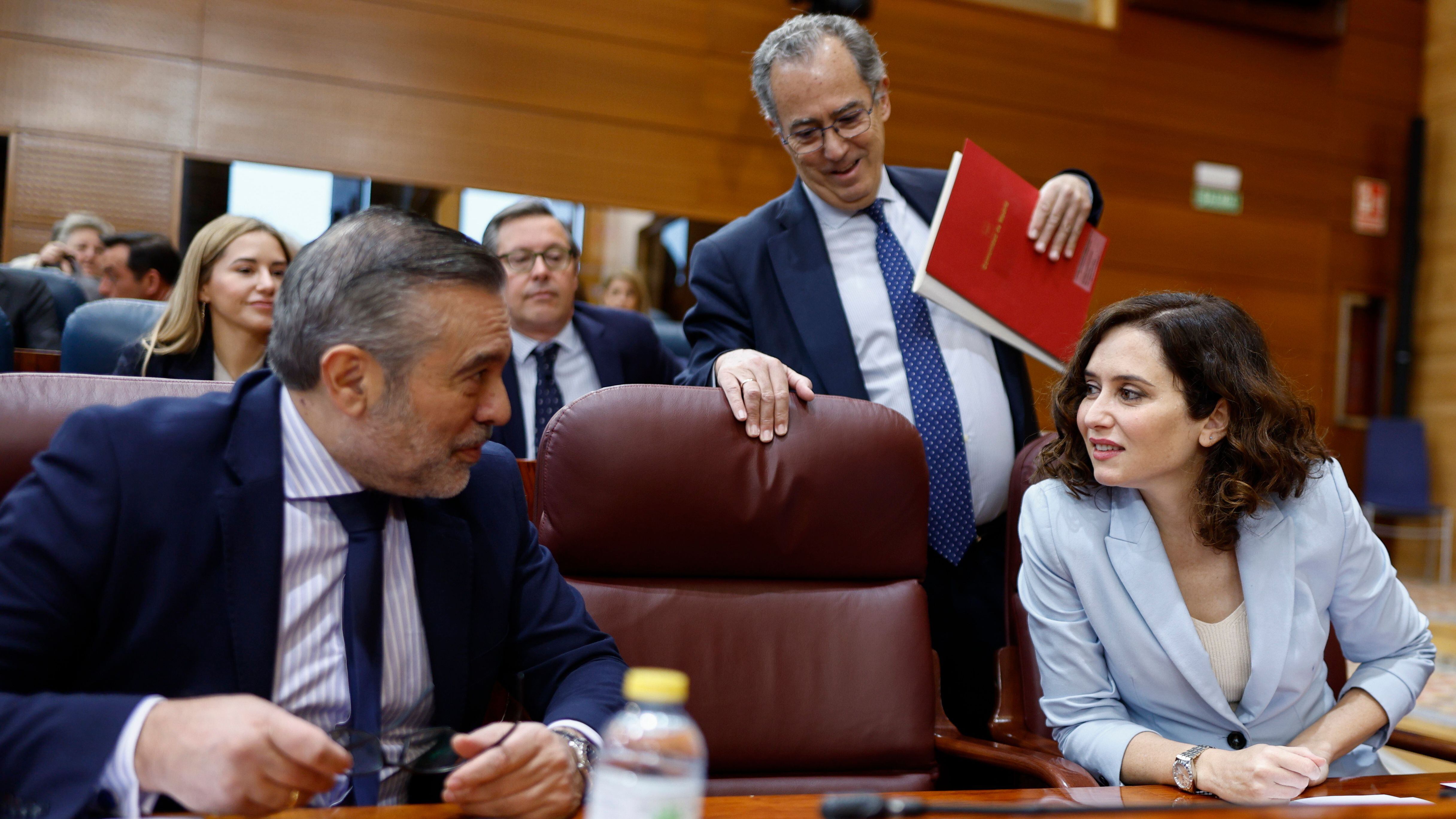 La presidenta de la Comunidad de Madrid, Isabel Díaz Ayuso, conversa con el consejero de Presidencia, Justicia e Interior, Enrique López, durante el pleno en la Asamblea de Madrid el día 16. 