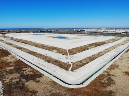 Vista aérea de las balsas tóxicas de fosfoyesos de la empresa Fertiberia, con la ciudad de Huelva a 500 metros de distancia.