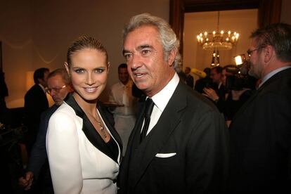 En 2003, la modelo empezó una relación con el empresario italiano Flavio Briatore, quien era entonces el director del equipo de Renault de Fórmula 1 y quien antes de conocer a Klum estuvo con la también supermodelo Naomi Campbell. Apenas nueve meses después de iniciar su noviazgo, Klum anunció que estaba embarazada. Poco antes del nacimiento de su primera hija, Leni, la pareja se separó. Briatore, 23 años mayor que la modelo, nunca ha estado involucrado en la crianza de su hija biológica, quien fue legalmente adoptada por Seal, el segundo marido de Klum. “Leni es mi hija biológica, pero Heidi, Seal y yo coincidimos en que era mejor que él la adoptara para que Leni creciera en familia”, confesaría Briatore en una entrevista en 2016.
