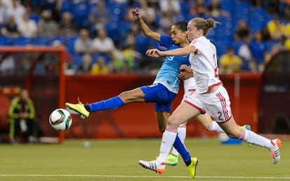 Celia Jim&eacute;nez presiona a la brasile&ntilde;a Andressa Alves.