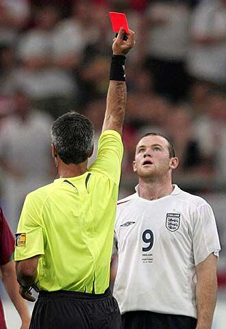 Momento en que el árbitro argentino Horacio Elizondo expulsa a Rooney.