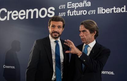 El presidente del PP, Pablo Casado, y el ex presidente del Gobierno, José María Aznar, en la convención itinerante del PP este jueves en Sevilla.