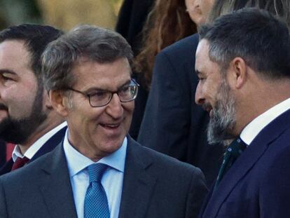El líder popular, Alberto Núñez Feijóo, charlaba con el presidente de Vox, Santiago Abascal, en el desfile del 12 de octubre, en Madrid.