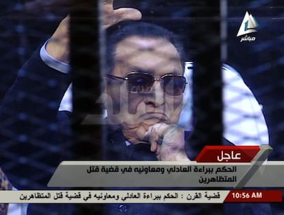 El deposat Mubarak aquest dissabte davant el tribunal que l'ha absolt.