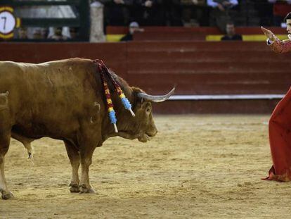 Lopez Sim&oacute;n simula entrar a matar al toro llamado Pasmoso, que fue indultado.