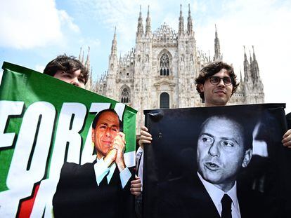 Unos jóvenes sostienen imágenes de Silvio Berlusconi durante su funeral, el pasado 14 de junio.