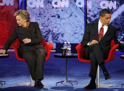 Hillary Clinton y Barack Obama revisan sus notas en un reciente debate presidencial demócrata en Carolina del Sur.