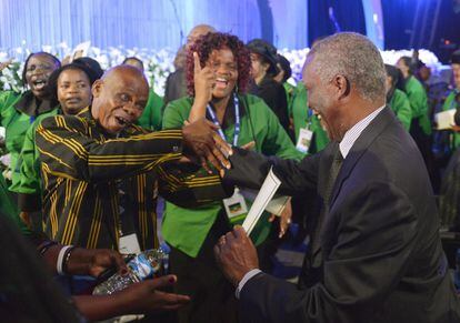 Miembros del Congreso Nacional Africano (ANC) saludan al  expresidente sudafricano Thabo Mbeki a su llegada a la ceremonia funeral por el expresidente sudafricano Nelson Mandela en Qunu (Cabo Oriental, Sud&aacute;frica)