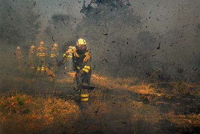 Un operario luchaba ayer contra el fuego en un incendio en Vimianzo, donde se quemaron 90 hectáreas.