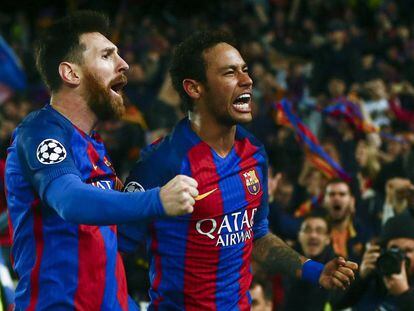 Messi y Neymar celebran el pase a cuartos de la Champions tras el 6-1 al PSG.