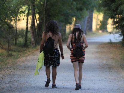 Dos personas pasean por un sendero en la zona Los Batanes, en Madrid.