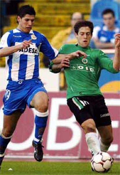 Luque (izqda) lucha un balón con el isralí Afek.