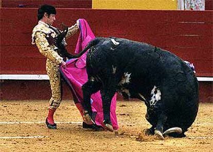 Joselito, ante uno de los inválidos toros que le tocaron en suerte.