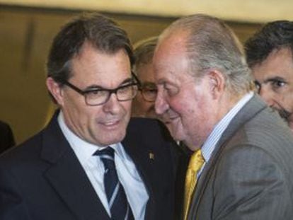 Artur Mas y el Rey Juan Carlos se saludan en Barcelona. 