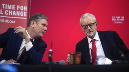 Keir Starmer, a la izquierda, habla con Jeremy Corbyn el pasado 6 de diciembre durante la campaña electoral.