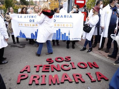 Médicos de Atención Primaria, durante la concentración de este lunes frente a la Gerencia de Atención Primaria de la Comunidad de Madrid.