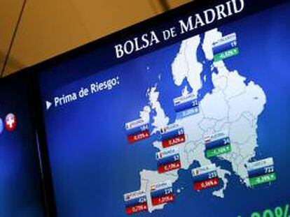 Monitor en la bolsa de Madrid que muestra, entre otras, la prima de riesgo de España. EFE/Archivo