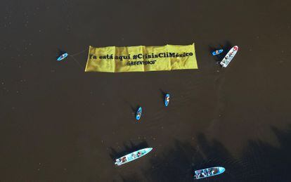 Greenpeace despliega una pancarta en una laguna cercana a la refinería de Dos Bocas, en Tabasco, el 24 de octubre.