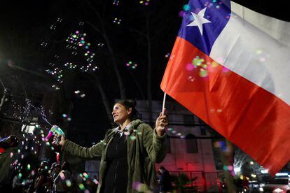 Una mujer celebra en el centro de Santiago el triunfo del rechazo en el plebiscito constitucional, el 4 de septiembre de 2022,