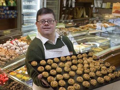 Amadeu Vallvé, en la pastelería de su familia, en el barrio de Gràcia de Barcelona.