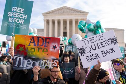 Activistas se manifiestan ante el Tribunal Supremo a favor y en contra de la diseñadora que rechaza hacer páginas web para bodas homosexuales.