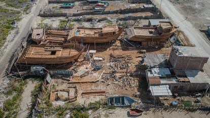 Al terminar el plazo, en julio del 2023, solo 2.490 embarcaciones que se inscribieron en el Siforpa pasaron el proceso de verificación. En la imagen, vista aérea de un astillero ilegal en la localidad de Parachique, en Piura, el 6 de noviembre de 2023. 
