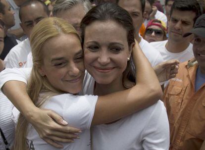 Machado (d) abraza a Lilian Tintori, esposa de Leopoldo L&oacute;pez
