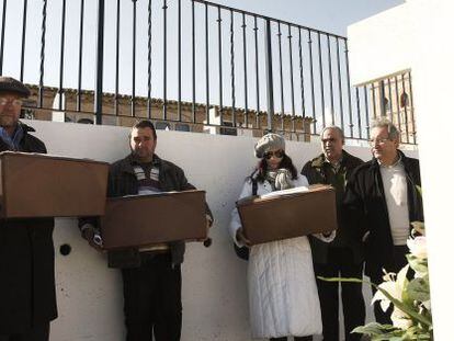 Los tres familiares con las cajas con los restos junto al muro de fusilamientos. Con ellos, Mat&iacute;as Alonso y Leopoldo Romero. 