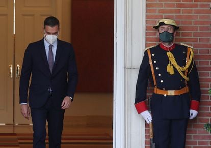 El presidente del Gobierno, Pedro Sánchez, antes de recibir al presidente de Colombia en el palacio de la Moncloa, este jueves.