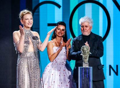 La actriz australiana Cate Blanchett recibe el Goya Internacional de manos de la actriz Penélope Cruz y el director Pedro Almodóvar.