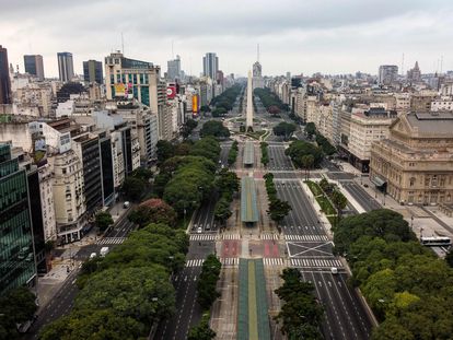 Vista aérea de la avenida 9 de julio de Buenos Aires, durante el confinamiento.