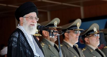 El líder supremo de Irán, el ayatolá Alí Jamenei, en la academia militar de Teherán.