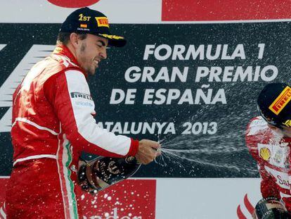 Alonso baña en champán a Massa en el podio.