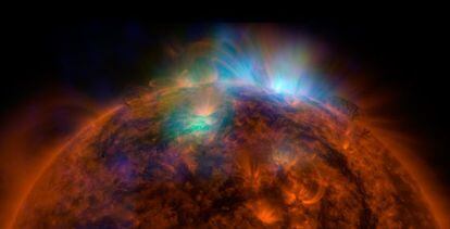 Las emisiones en rayos X de alta energ&iacute;a en el Sol se aprecian en esta imagen compuesta que sobrepone los datos del telescopio NuSTAR a los del SDO, ambos de la NASA.
 
