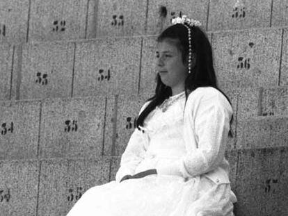 Una niña vestida de primera comunión en Las Ventas.