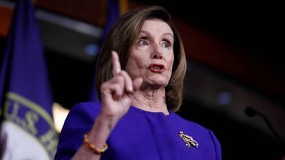 La líder demócrata de la Cámara de Representantes, Nancy Pelosi. En vídeo, el senador republicano Mike Lee critica las acciones militares de Trump.